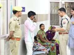 गैस सिलेंडर विस्फोट में घायलों का हाल जानने मेडिकल कॉलेज पहुंचीं डीएम निधि गुप्ता वत्स
