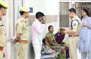 गैस सिलेंडर विस्फोट में घायलों का हाल जानने मेडिकल कॉलेज पहुंचीं डीएम निधि गुप्ता वत्स