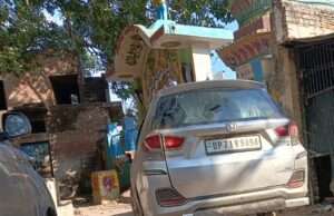 भाजपा नेता की कार के दो पहिए चोरी, पुलिस जांच में जुटी