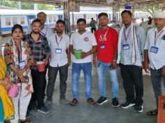 45 डिग्री तापमान में रेल यात्रियों की प्यास बुझा रहा जय हिंद मानवाधिकार एसोसिएशन