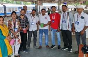 45 डिग्री तापमान में रेल यात्रियों की प्यास बुझा रहा जय हिंद मानवाधिकार एसोसिएशन