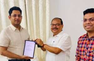जौनपुर में केक काट कर सांसद का मनाया गया जन्म दिन