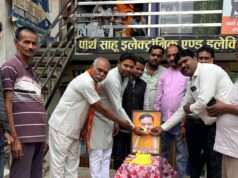 देवीगंज बाजार में धूमधाम से मनाया गया उप मुख्यमंत्री केशव प्रसाद मौर्य जन्मदिन व्यापारियों और भाजपा कार्यकर्ताओं ने केक काटकर जताई खुशी