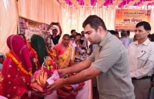 गंभीरा पूरब में जिलाधिकारी ने ग्राम चौपाल लगाकर, सुनी ग्रामवासियों की समस्याएं