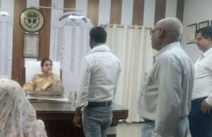 जनसुनवाई में डीएम ने सुनीं लोगों की समस्याएं