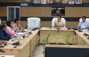 बरसात से पहले नाले-नालियों की सफाई कराएं, पेयजल व्यवस्था दुरुस्त रखें: डीएम