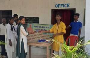 मातृ दिवस सप्ताह के उपलक्ष्य में छात्र-छात्राओं को वितरित की गई शिक्षण सामग्री