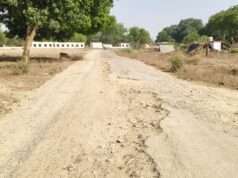 10 वर्षों में भी नहीं बन सका 1.5 किमी मार्ग, जर्जर सड़क से रोज गुजर रहे हजारों राहगीर
