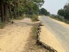 मानक रहित होने के कारण टूटने लगी सड़क