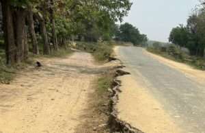 मानक रहित होने के कारण टूटने लगी सड़क