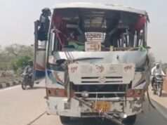 बारा थाना क्षेत्र मे बस और ट्रक की टक्कर से कई यात्री घायल! बस के परखच्चे उड़े, बाल-बाल बचे यात्रीl