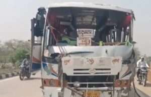 बारा थाना क्षेत्र मे बस और ट्रक की टक्कर से कई यात्री घायल! बस के परखच्चे उड़े, बाल-बाल बचे यात्रीl