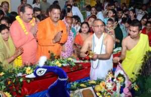 अधिक मास के शुभारंभ पर इस्कॉन झांसी में भव्य नौका विहार उत्सव