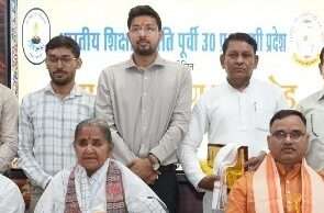 माध्यमिक शिक्षा मंत्री ने 15 वीं बार नौकरी पाने वाले अंकित को किया सम्मानित
