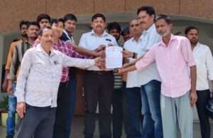 आप पार्टी के साथ पूर्व सांसद प्रत्याशी युगल किशोर शुक्ल ने स्मार्ट मीटर की खामियों को दूर कराने हेतु सौंपा ज्ञापन