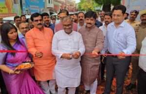 शिक्षामित्र सम्मान समारोह में बढ़े मानदेय से खिले चेहरे, 18 हजार के प्रतीकात्मक चेक वितरित
