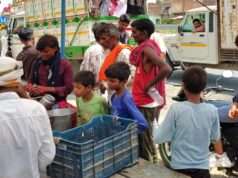 तपती धूप में ग्रामीणों ने राहगीरों को पिलाया ठंडा शरबत