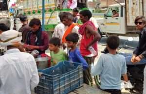 तपती धूप में ग्रामीणों ने राहगीरों को पिलाया ठंडा शरबत