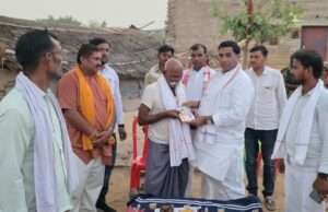 मड़िहान विधायक रमाशंकर पटेल ने सतेशगढ़ गांव में किया घर-घर जनसंपर्क, ग्रामीणों को किया सम्मानित