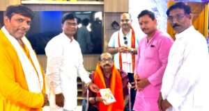 भाजपा पदाधिकारियों ने दौड़ प्रतियोगिता विजेता किरण यादव को किया सम्मानित