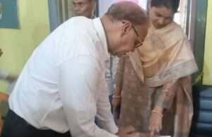 डीएम के औचक निरीक्षण में स्वास्थ्य व्यवस्थाओं की खुली पोल, दवा बाहर से लिखने पर फार्मासिस्ट हटाने के निर्देश