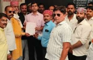 भरत भूषण इनकाउंटर में दोषी पुलिसकर्मियों के खिलाफ कार्रवाई के लिए सौंपा गया ज्ञापन, हुआ विरोध प्रदर्शन
