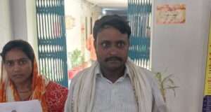 बेटे की हत्या का आरोप लगाकर पीड़ित पिता ने डीएम से लगाई न्याय की गुहार