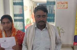 बेटे की हत्या का आरोप लगाकर पीड़ित पिता ने डीएम से लगाई न्याय की गुहार