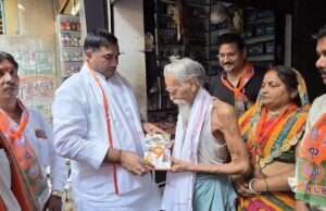 अहरौरा नगर में घर-घर जनसंपर्क कर विधायक रमाशंकर सिंह पटेल ने सरकार की उपलब्धियां पहुंचाईं, वरिष्ठ नागरिकों को किया सम्मानित