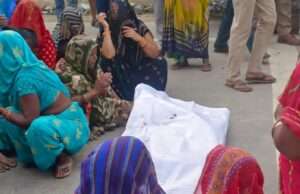 डंपर की टक्कर से इंटर की छात्रा की मौत, आक्रोशित ग्रामीणों ने लगाया जाम