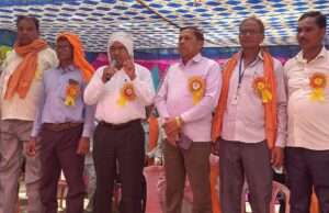 चिटफंड निवेशकों ने किया प्रदर्शन, डीएम को सौंपा ज्ञापन