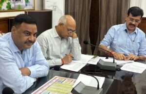 जिलाधिकारी ने जनपद के समस्त संस्था प्रभारियों/डिपो प्रभारियों के साथ बैठक कर की समीक्षा