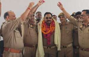 चांदपुर थानाध्यक्ष बने वृंदावन राय की फूलों की वर्षा कर दी गई विदाई