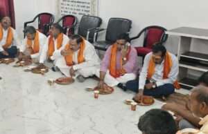 प्रधानमंत्री नरेंद्र मोदी के 12 वर्ष पूर्ण होने पर रामजानकी मंदिर गोल्हनपुर में पूजन, हवन एवं प्रसाद वितरण कार्यक्रम आयोजित