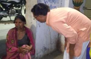 कुबरी घाट में भटक रही महिला को गंगा गोमती संस्था ने परिजनों से मिलाया