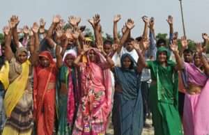 बाईपास के लिए अधिगृहीत भूमि का मुआवजा न मिलने से नाराज किसानों ने किया विरोध प्रदर्शन