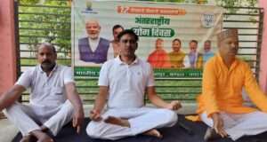 योग दिवस पर नपाध्यक्ष ने कार्यकर्ताओं के साथ किया योग