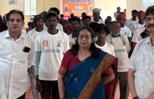योग दिवस की पूर्व संध्या पर मां विंध्यवासिनी विश्वविद्यालय परिसर में श्रमिकों एवं बच्चों को कराया गया योगाभ्यास