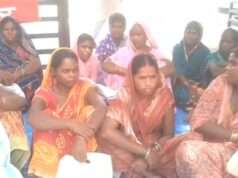 मैनपुर बेलवा की मुसहर महिलाओं ने जिलाधिकारी को सौंपा प्रार्थना पत्र