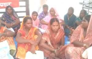 मैनपुर बेलवा की मुसहर महिलाओं ने जिलाधिकारी को सौंपा प्रार्थना पत्र