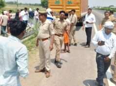 कंटेनर में पीछे से भिड़े बाइक सवार, दो की मौत