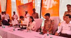मंडलायुक्त,प्रयागराज ने ग्राम चौपाल लगाकर, सुनी ग्रामवासियों की समस्याएं