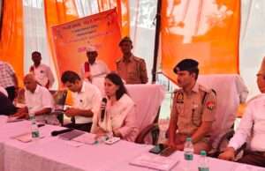 मंडलायुक्त,प्रयागराज ने ग्राम चौपाल लगाकर, सुनी ग्रामवासियों की समस्याएं