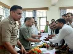 विभिन्न समस्याओं को लेकर अधिवक्ताओं ने डीएम को सौंपा ज्ञापन
