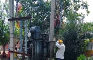 आकाशीय बिजली गिरने से ट्रांसफार्मर ध्वस्त, 200 घरों में दो दिन से छाया अंधेरा