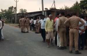 बड़ोखरा में दबंग ने दरवाजे पर खड़ा ट्रैक्टर कर दिया सड़क पर, की तोड़फोड़