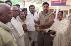शोसल मिडिया पर स्वामी प्रसाद मौर्य को ‘जूते से मारने’ की धमकी पर कार्यकर्ताओ ने दी तहरीर