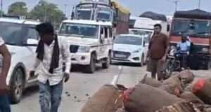 एनएच-19 पर अनियंत्रित होकर पलटा परवल लदा ट्रक, कानपुर-प्रयागराज हाईवे आधे घंटे रहा बाधित