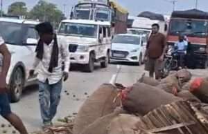 एनएच-19 पर अनियंत्रित होकर पलटा परवल लदा ट्रक, कानपुर-प्रयागराज हाईवे आधे घंटे रहा बाधित