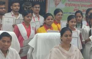 जिलाधिकारी ने मेधावी छात्राओं को किया सम्मानित, आर्या और अनन्या ने बढ़ाया जिले का मान